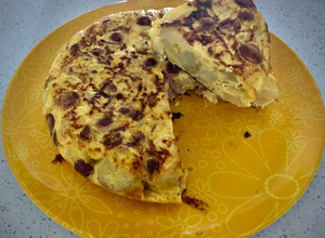 Una foto de Tortilla de papas con salchichas