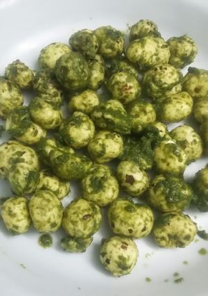 A picture of Chatpata Green Makhana.
