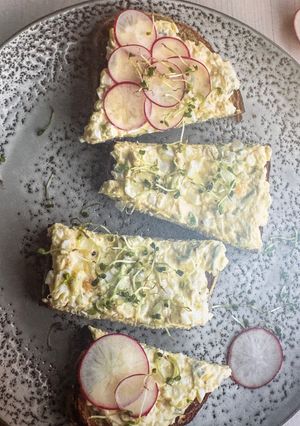Zdjęcie przepisu Pasta jajeczna z domowego twarożku śmietankowego.