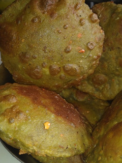 बेड़मी पालक कचौड़ी (Bedmi palak kachori recipe in Hindi) रेसिपी मुख्य फोटो