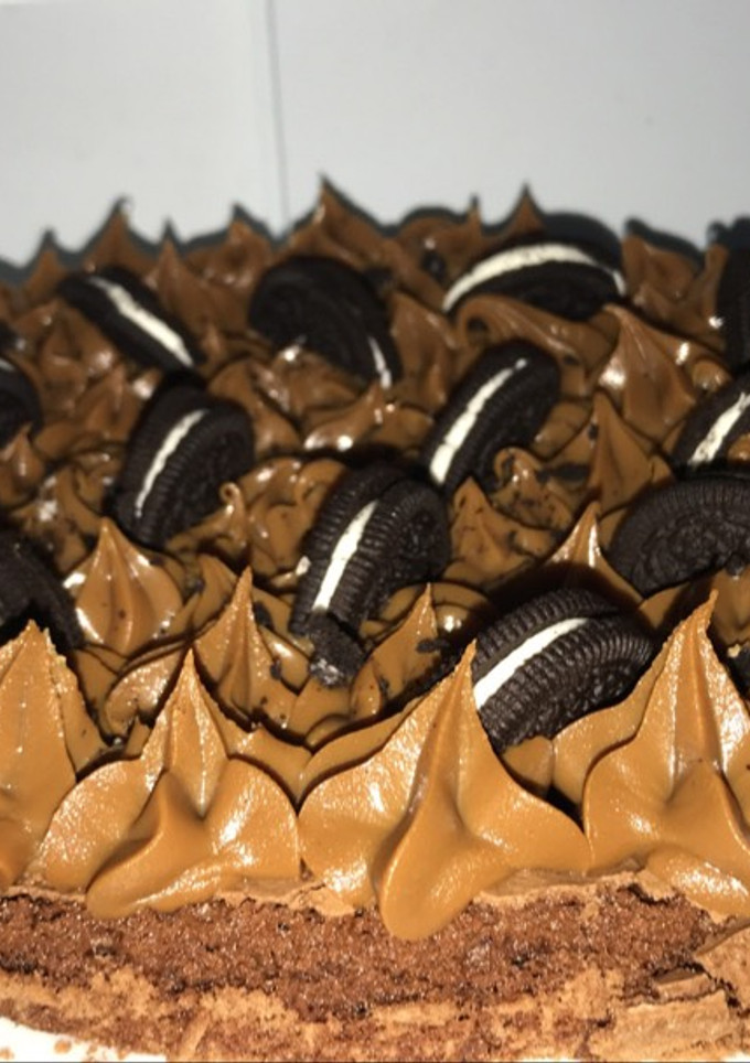Una foto de Torta Brownie con oreo y dulce de leche