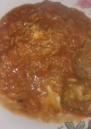 Una foto de Guiso de arroz con albóndigas 😲😍 riquísimo 😋