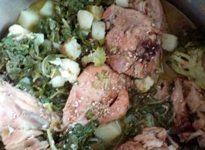 Una foto de Pollo con sésamo, papas y acelga a la cacerola