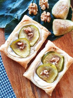Una foto de Hojaldre con crema de ricota, higos y nueces