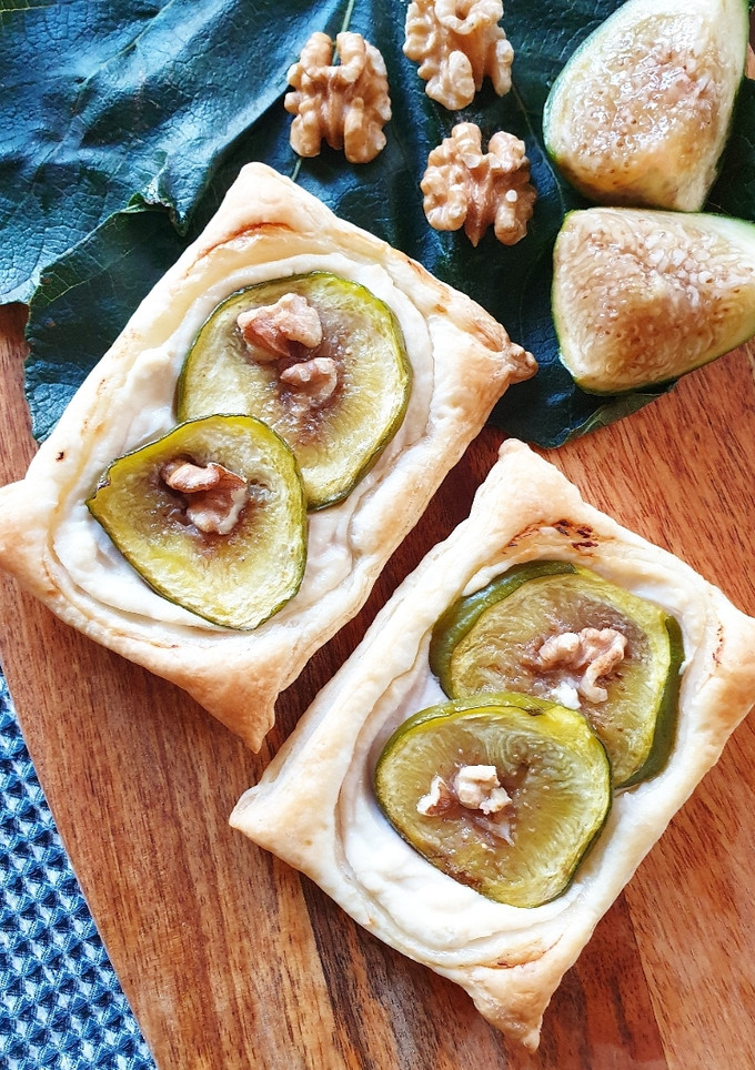 Una foto de Hojaldre con crema de ricota, higos y nueces