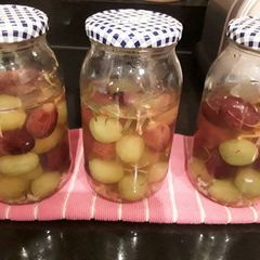 A picture of Sig's pickled grapes.