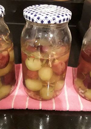 A picture of Sig's pickled grapes.