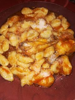 Una foto de Ñoquis de papa con salsa de pollo