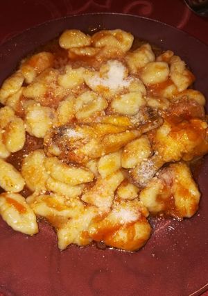 Una foto de Ñoquis de papa con salsa de pollo