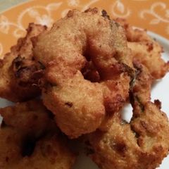 A picture of Uzhunnu vada.