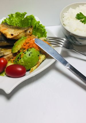 Una foto de Pescado frito con arroz ensalada!!