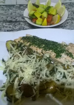 Una foto de Salmón a la parrilla con papines y espinacas salteadas