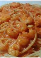Espaguetis con salsa de nata, gambas y tomate