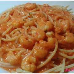 Una foto de Espaguetis con salsa de nata, gambas y tomate