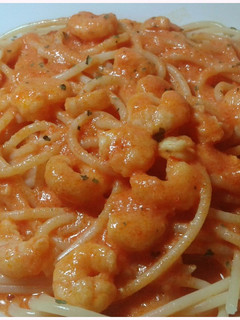 Una foto de Espaguetis con salsa de nata, gambas y tomate