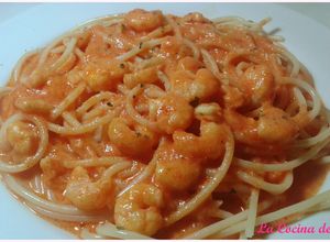 Foto principal de Espaguetis con salsa de nata, gambas y tomate