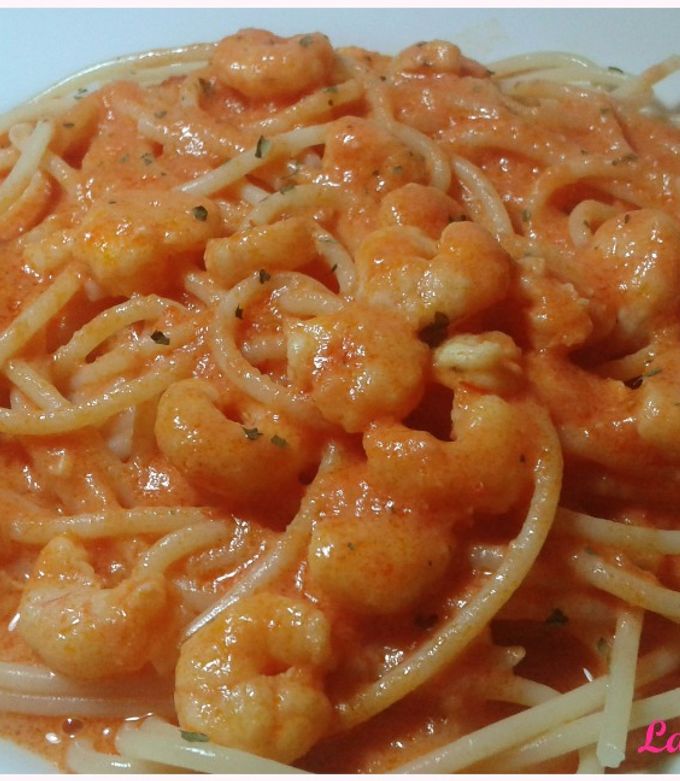 Foto principal de Espaguetis con salsa de nata, gambas y tomate