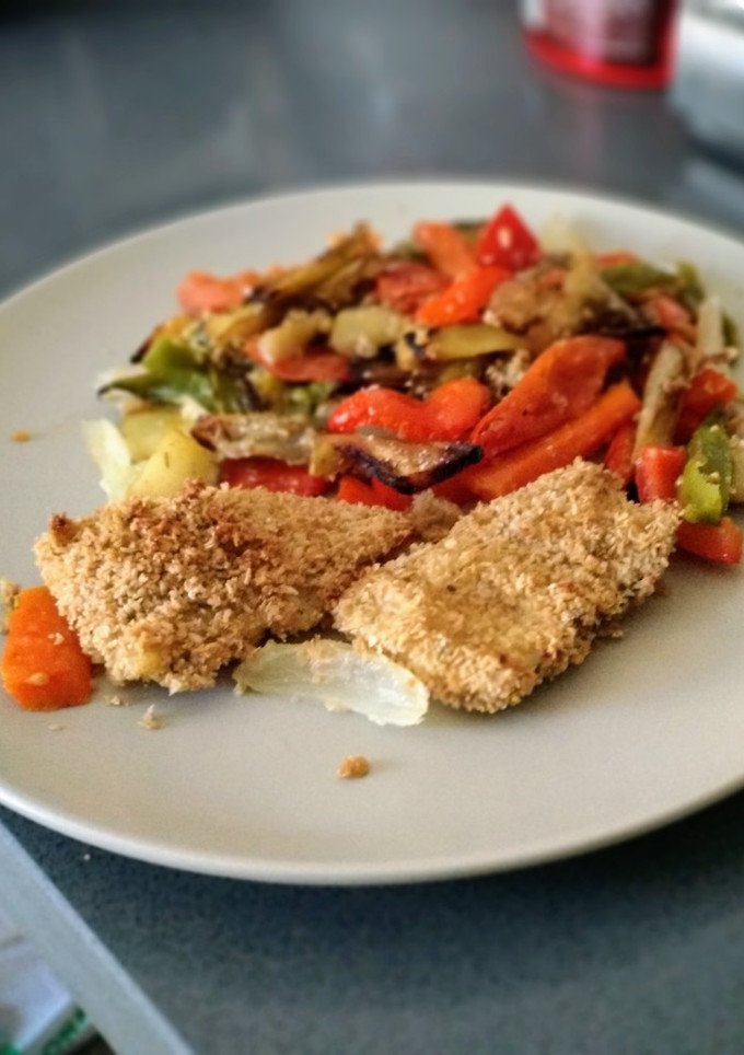 Una foto de Abadejo con salvado de avena al horno y cama de verduras