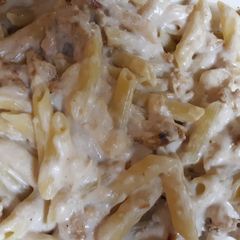 A picture of Chicken Alfredo Bake.