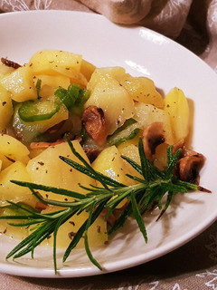 Una foto de Patatas a lo Pobre con Champiñones (en el microondas)