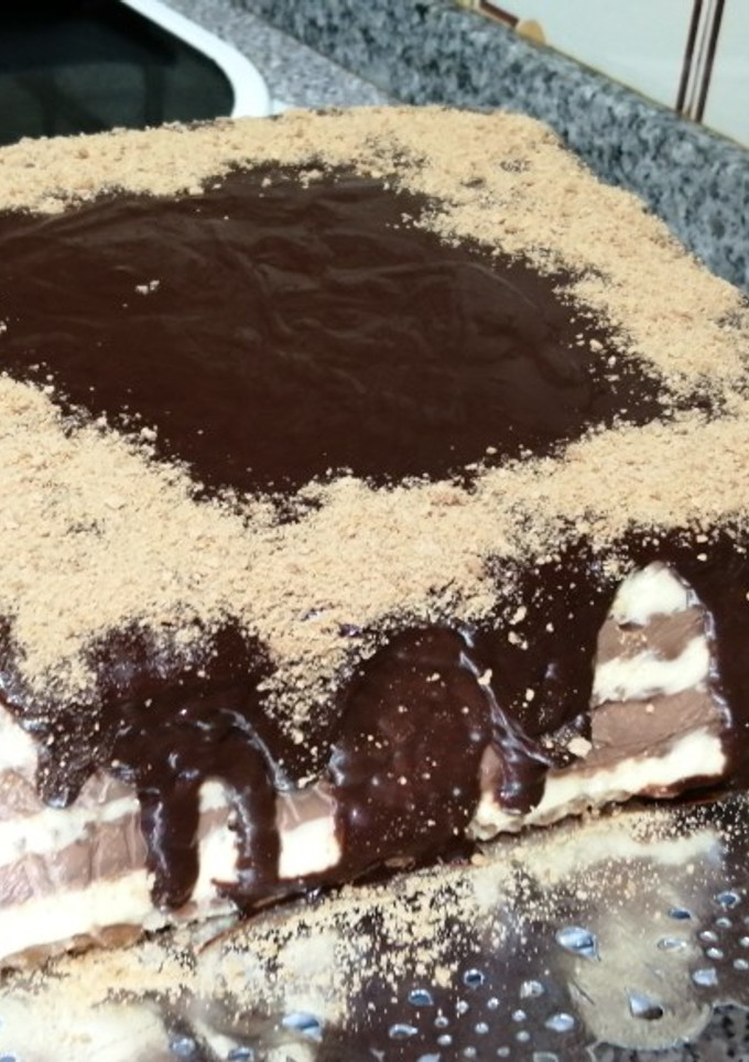 Una foto de Tarta de galletas, chocolate y natillas/sin horno