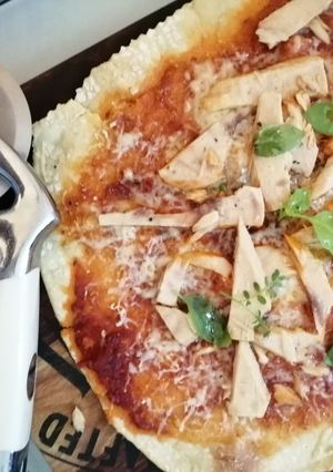 Une photo de Pizza fine au thon