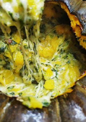 Una foto de Zapallo relleno tipo fondue con espinaca y panceta 🥬🥓