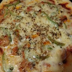 A picture of Pizza chicken tikka without oven.