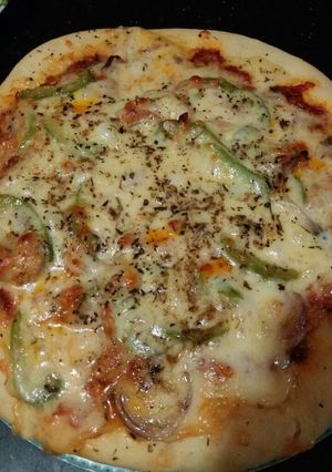 A picture of Pizza chicken tikka without oven.