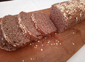 Una foto de Pan de molde integral con avena