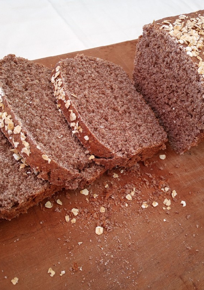 Una foto de Pan de molde integral con avena