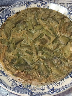 Una foto de Tortilla de habas frescas y cebolla