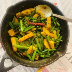 A picture of Onion stalk stir fried with Potato.