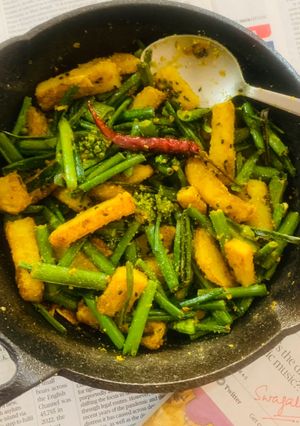 A picture of Onion stalk stir fried with Potato.
