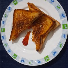 A picture of Schezwan bread sandwich.
