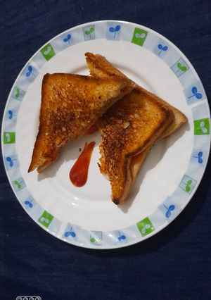 A picture of Schezwan bread sandwich.