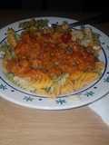 Espirales de colores con tomate y verduras