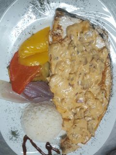 Una foto de Pez espada salsa de gambas