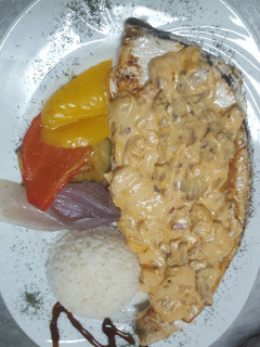 Una foto de Pez espada salsa de gambas