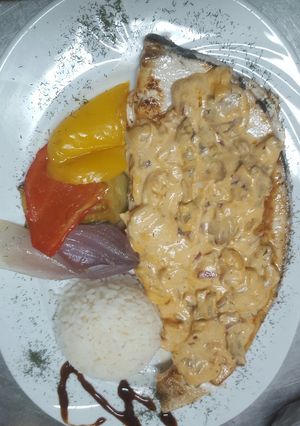 Una foto de Pez espada salsa de gambas