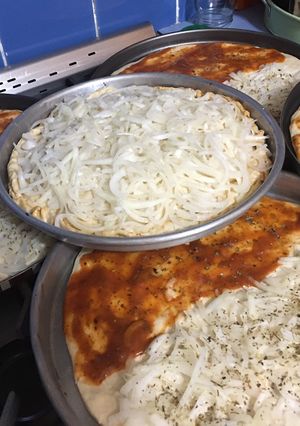 Una foto de Fugaceta rellena y pizzas 🍕 con harina blancaflor pizza