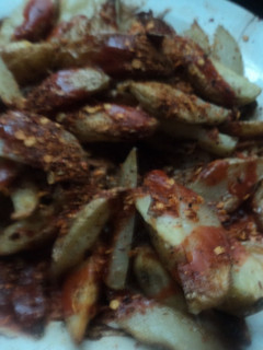 Una foto de Papas mexicanas al horno con hojuelas de chile y salsa perrona. México