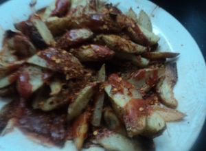 Una foto de Papas mexicanas al horno con hojuelas de chile y salsa perrona. México