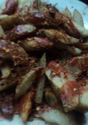 Una foto de Papas mexicanas al horno con hojuelas de chile y salsa perrona. México