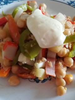 Una foto de Ensalada de garbanzos