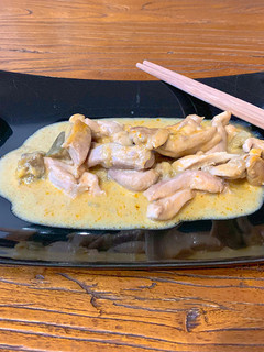 Una foto de Pollo con curry rojo