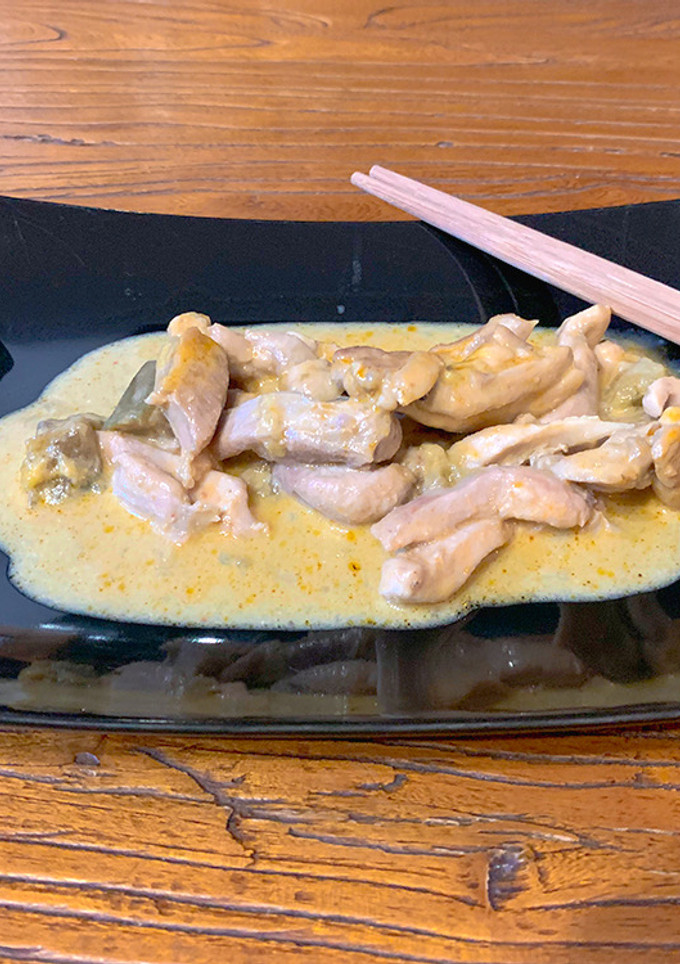 Una foto de Pollo con curry rojo