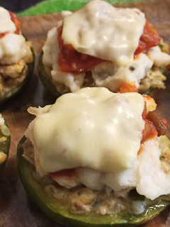 Una foto de Zapallitos rellenos de carne con salsa blanca y roja gratinados