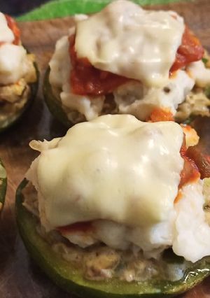 Una foto de Zapallitos rellenos de carne con salsa blanca y roja gratinados
