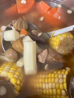 粟米紅蘿蔔栗子淮山豬展湯 的食譜成品照片